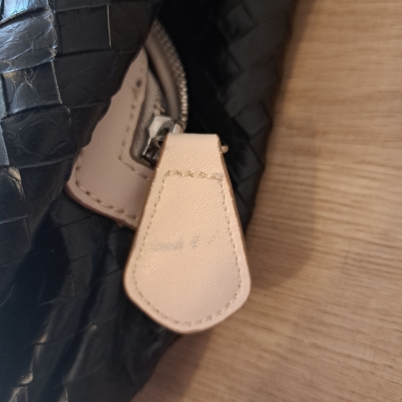 Simply Vera Wang Purse Black Woven Shoulder Bag - Picture 6 of 6